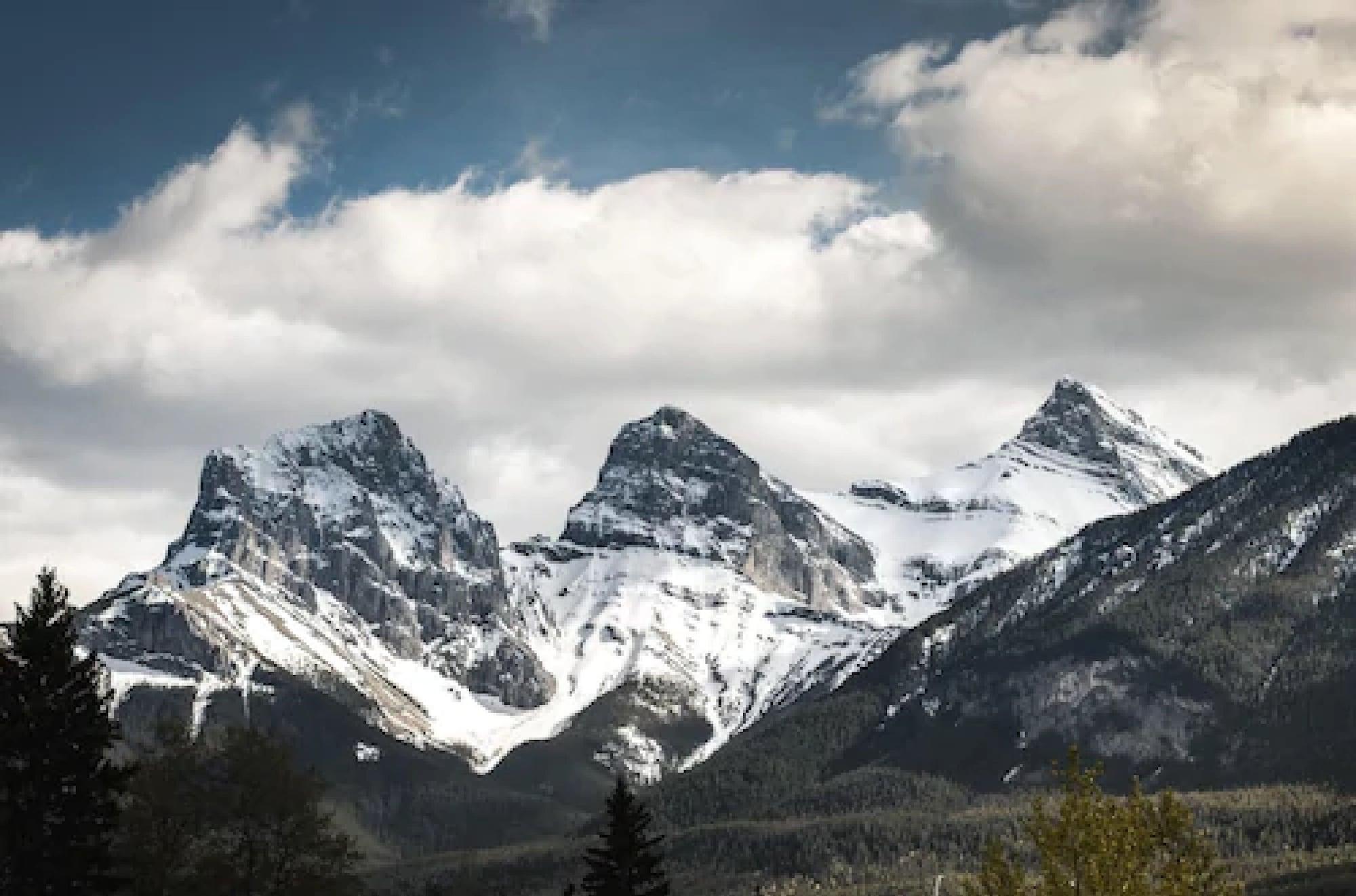 Canmore Rocky Mountain Inn Exterior photo