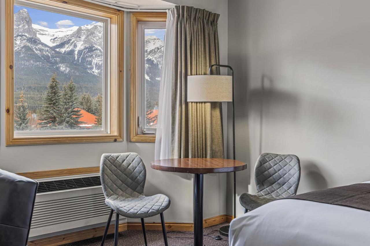 Canmore Rocky Mountain Inn Room photo