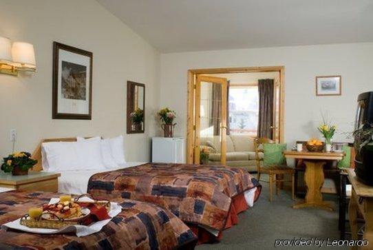 Canmore Rocky Mountain Inn Room photo