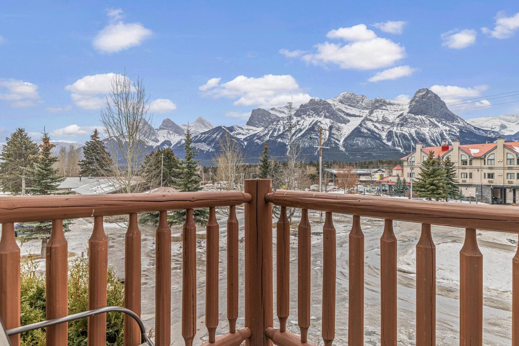 Canmore Rocky Mountain Inn Room photo