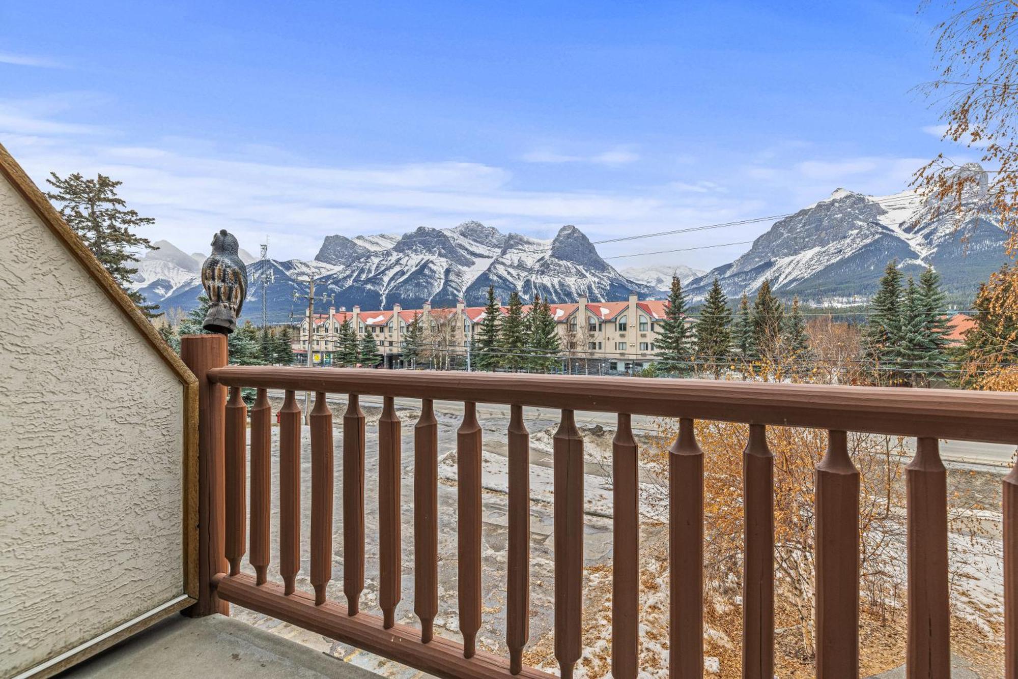 Canmore Rocky Mountain Inn Room photo