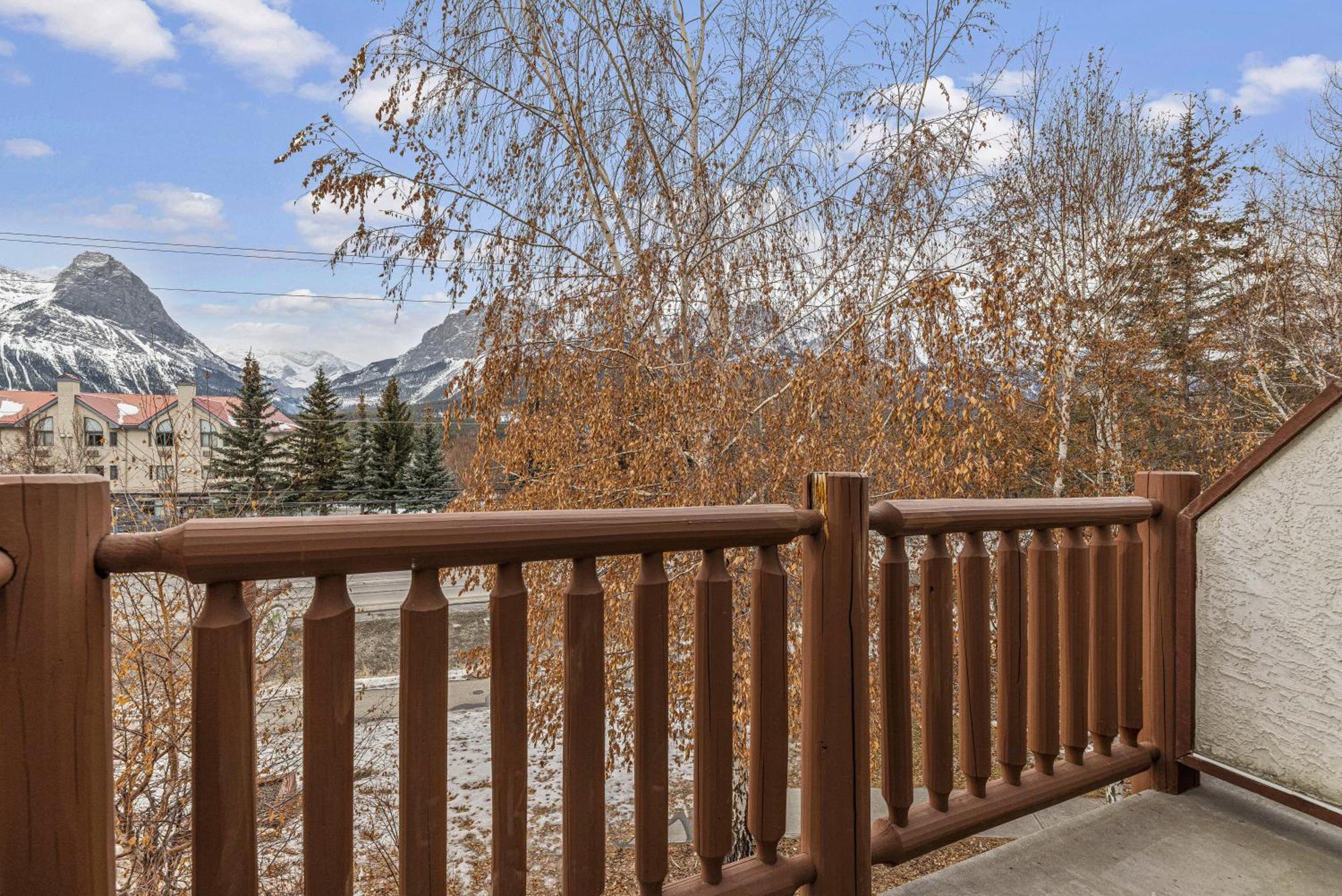 Canmore Rocky Mountain Inn Room photo